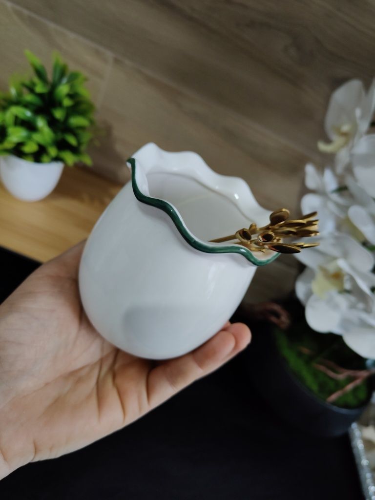 Złote widelczyki na przekąski w ozdobnym ceramicznym słoiczku