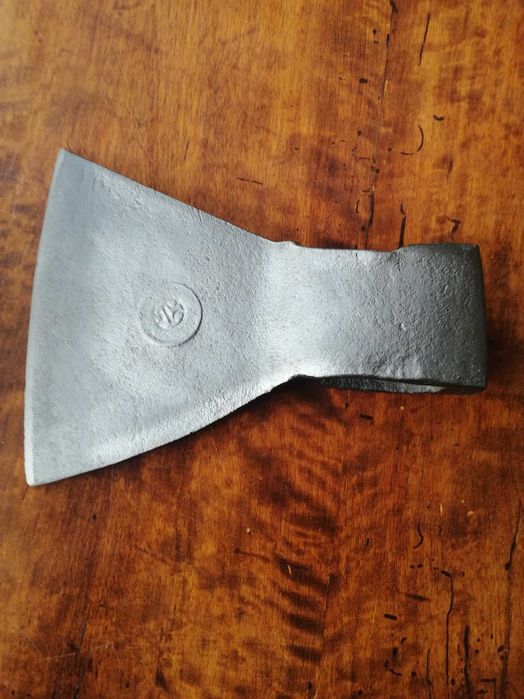 Przedwojenna kuta siekiera sygnowana 1,5 kg