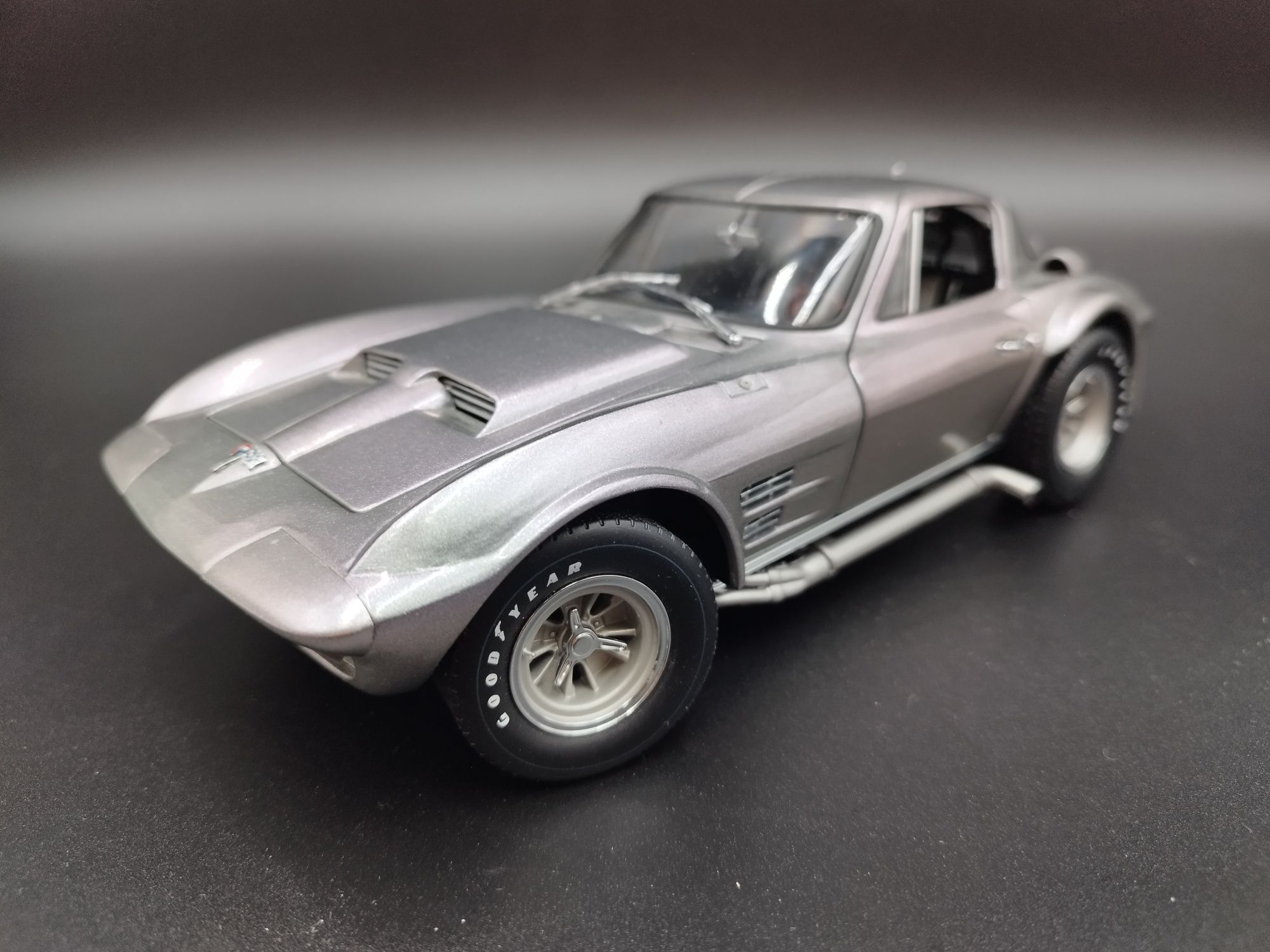 1:18 EXOTO Chevrolet Corvette Grand Sport Lakier Kameleon model w bard