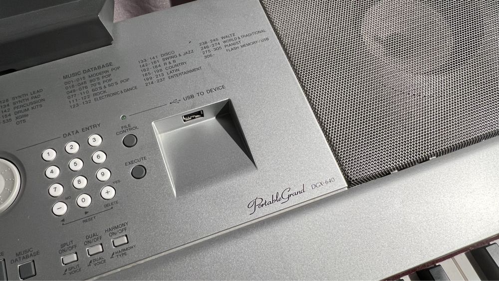 Piano Yamaha Portable Grand DGX-640 com estrutura, pedaleira e banco