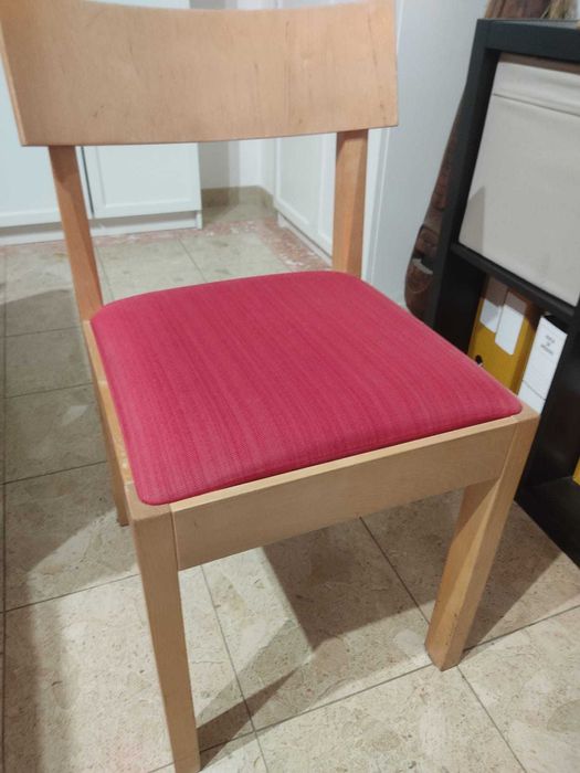 PARA DESOCUPAR: Cadeira IKEA (estofo em tecido vermelho)