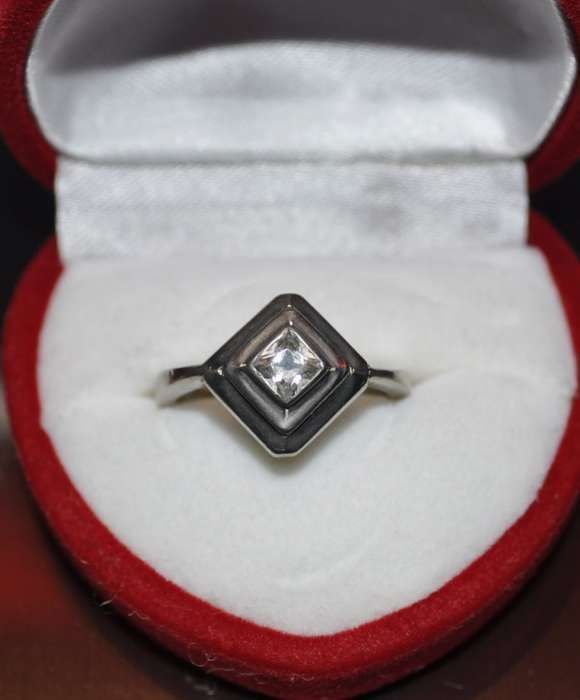 Srebrny pierścionek z kwadratową cyrkonią