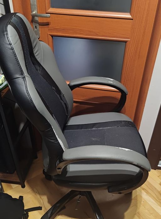 Krzesełko biurowe ,obrotowe , gemingowe .