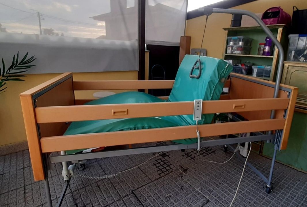 Cama articulada e elevatória com pêndulo e colchão