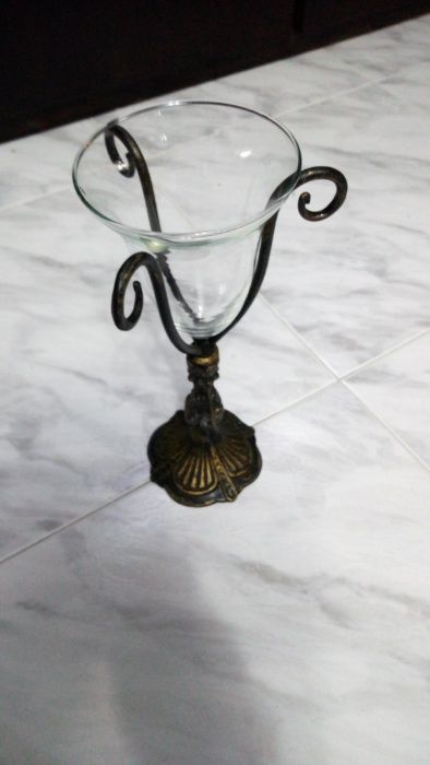 Jarra de vidro decorativa com base em metal