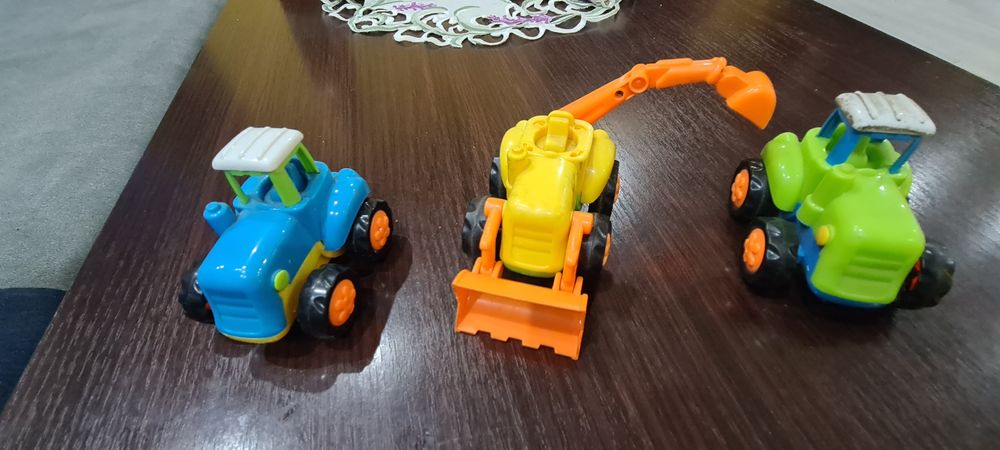 Małe traktorki do piaskownicy i na dywan