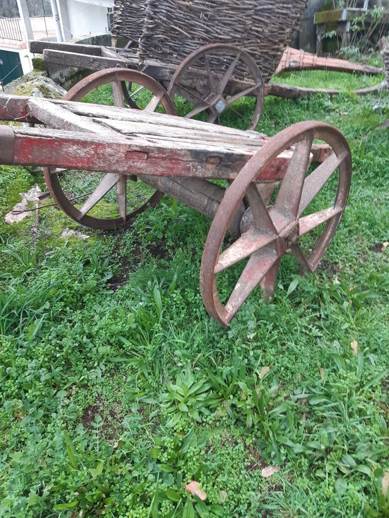 Carro de bois em madeira