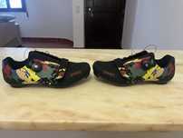 Sapatos de ciclismo de estrada.