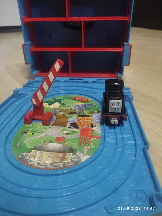 Продам колекціонну  іграшку кейс Томас для паровозиків.