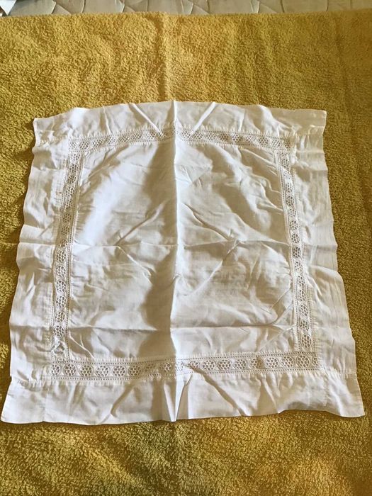 fronha de almofada branca com renda antiga