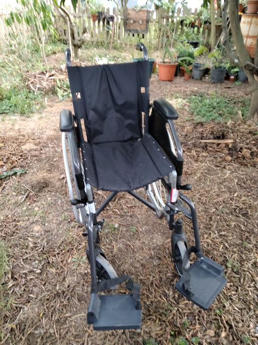 Cadeira de rodas e cadeira de banho