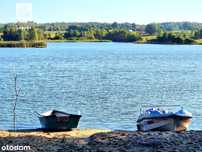 Działki nad jeziorem z linią brzegową, las, plaża