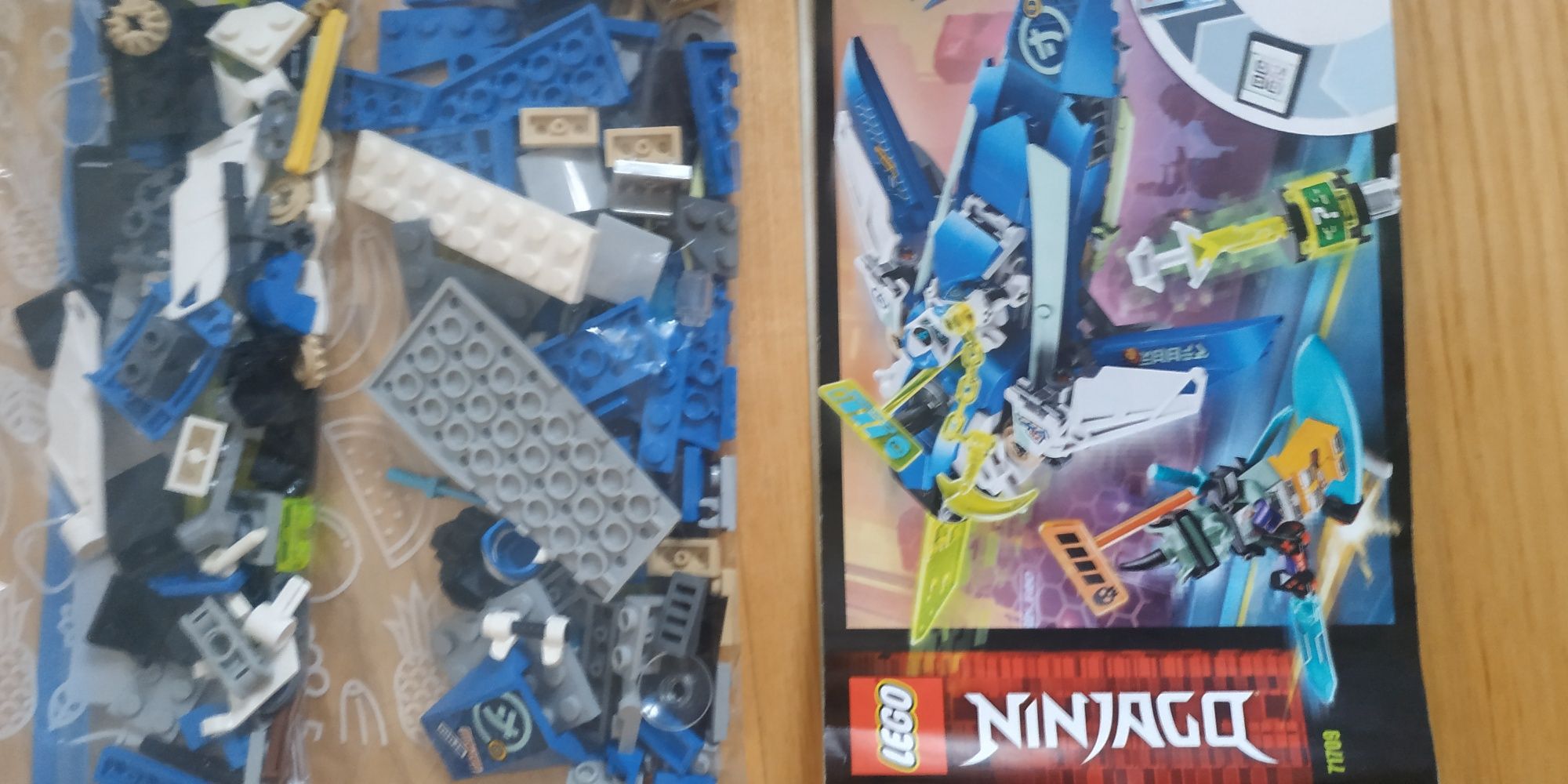 322 elementy LEGO Ninjago 71709 wyścigówka Jaya i Lioyda