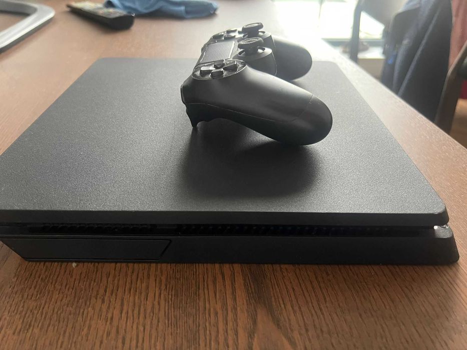 PS4 Slim 500 GB + pad – stan bardzo dobry