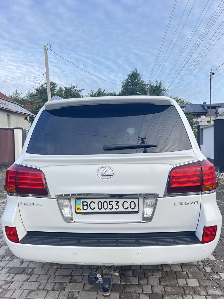 Автомобіль Лексус Лх 570