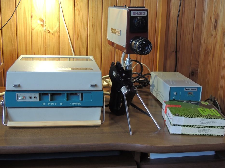 Відеомагнітофон Электроника Видео 501. Видеокамера Єлектроника 841.