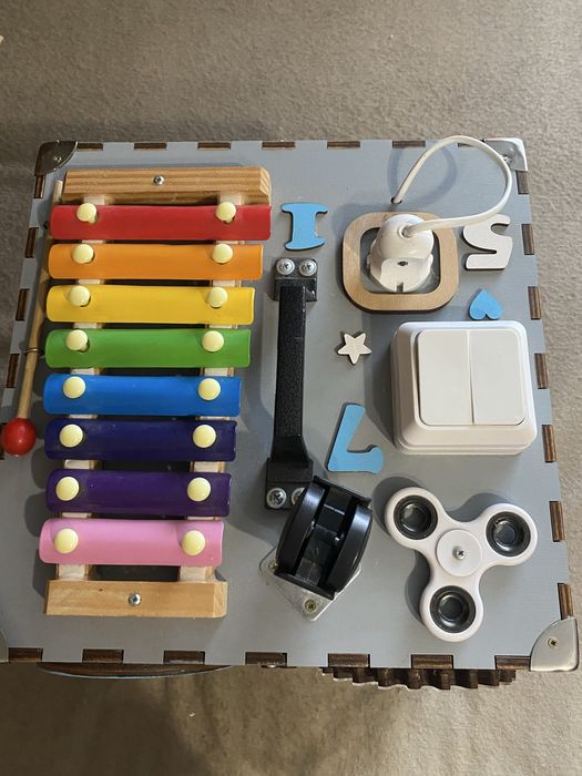 Бізікуб, куб для розвитку дитини