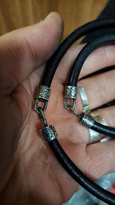 Colar fio  e pulseira em prata contrastada.