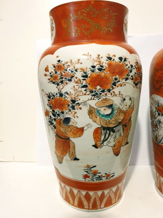 Par de antigas jarras asiáticas em porcelana esmaltada e assinada