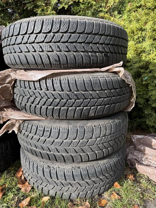 Felgi 4x100 z oponami zimowymi Pirelli 175/65 R15 zimowe