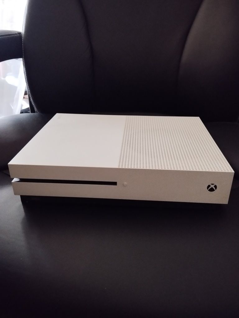 Vendo Xbox One S 1 TB