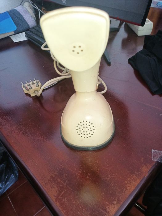 Telefone antigo com marcador na base