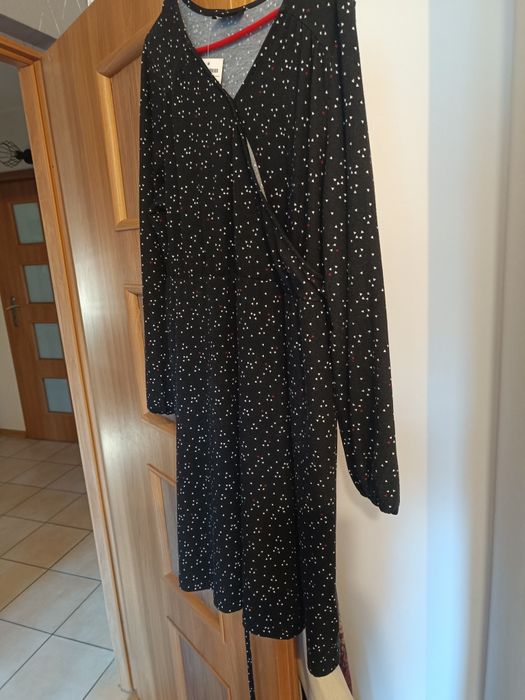 Czarna sukienka w kropki