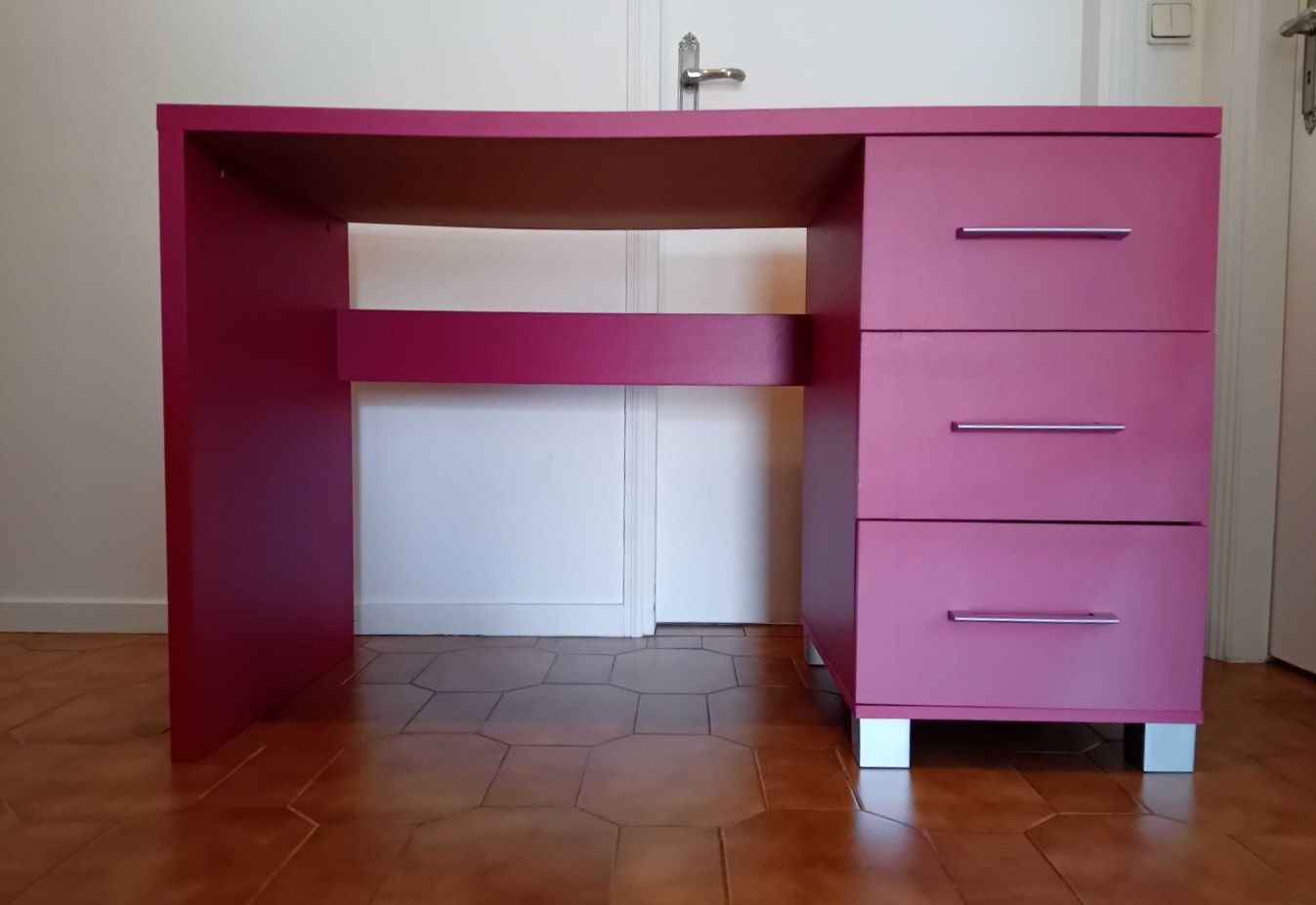 Secretária cor-de-rosa (120x76x58cm)
