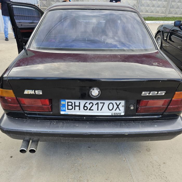 Автомобиль стоит внимание