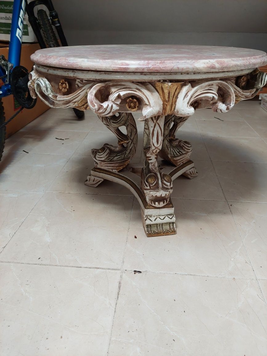 Mesa de apoio antiga com motivo de peixes