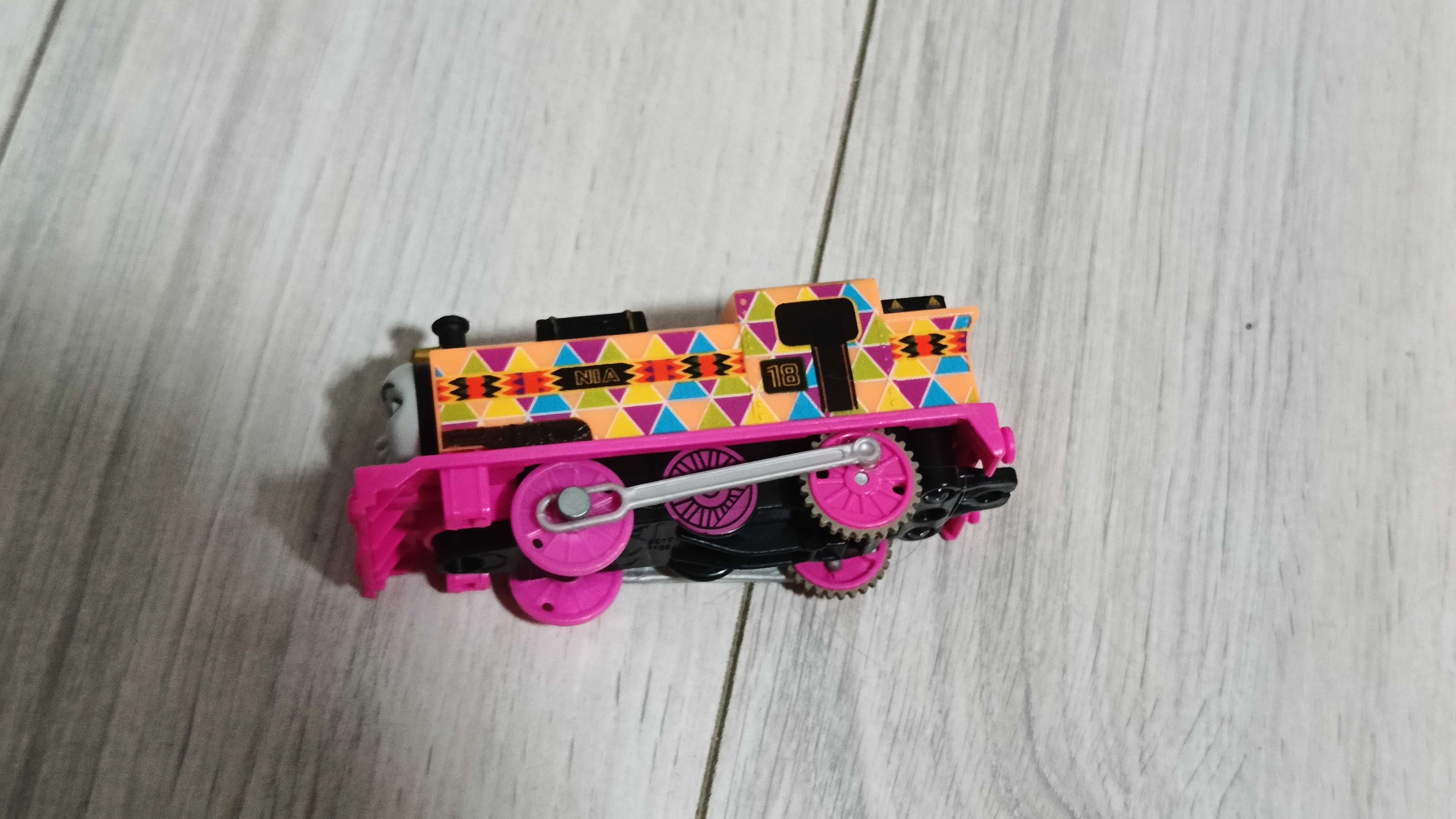 Tomek i Przyjaciele Track Master NIA HYPER GLOW Świecąca w Ciemności