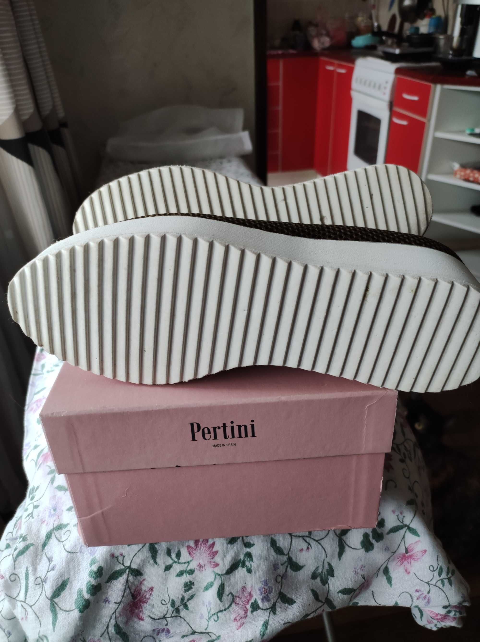 Pertini. Туфли лодочки на белой платформе. Лоферы. Хаки. 37 разм.