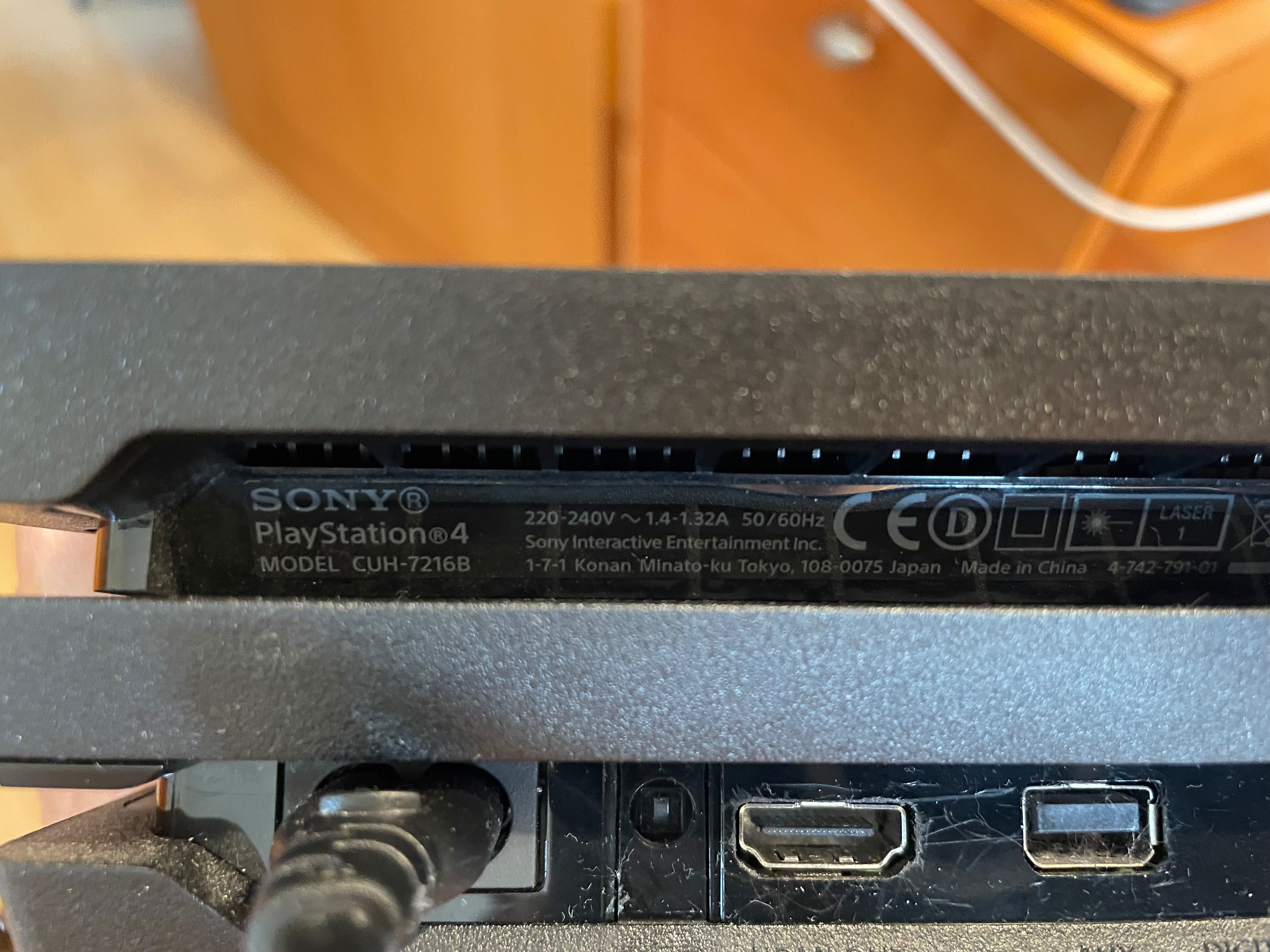 Konsola PS4 Pro CUH-7216B Szybki dysk 1TB SSD Samsung 870 EVO, 2 Pady