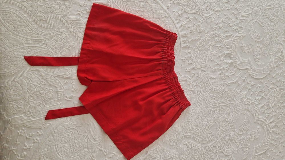 Calções vermelhos, com cinto na cintura, tamanho 38 EUR