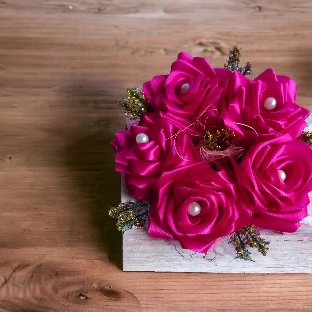 Flower box z kwiatów z wstążki satynowej