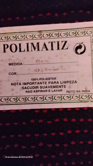 3 tapetes vermelho e preto