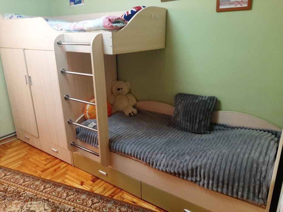 Двоповерхове ліжко з вмісткою шафою