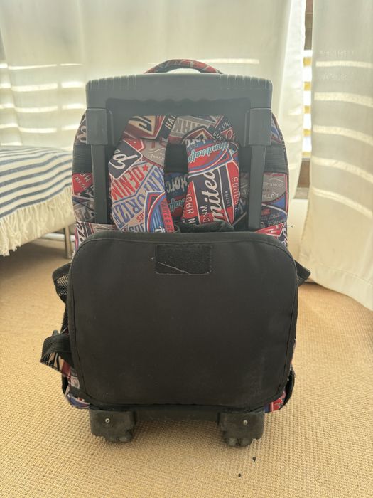 Mochila Totto com rodinhas e alças para usar às costas