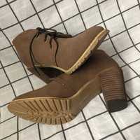 Демісезонні коричневі замшеві черевички на шнурівці Restricted