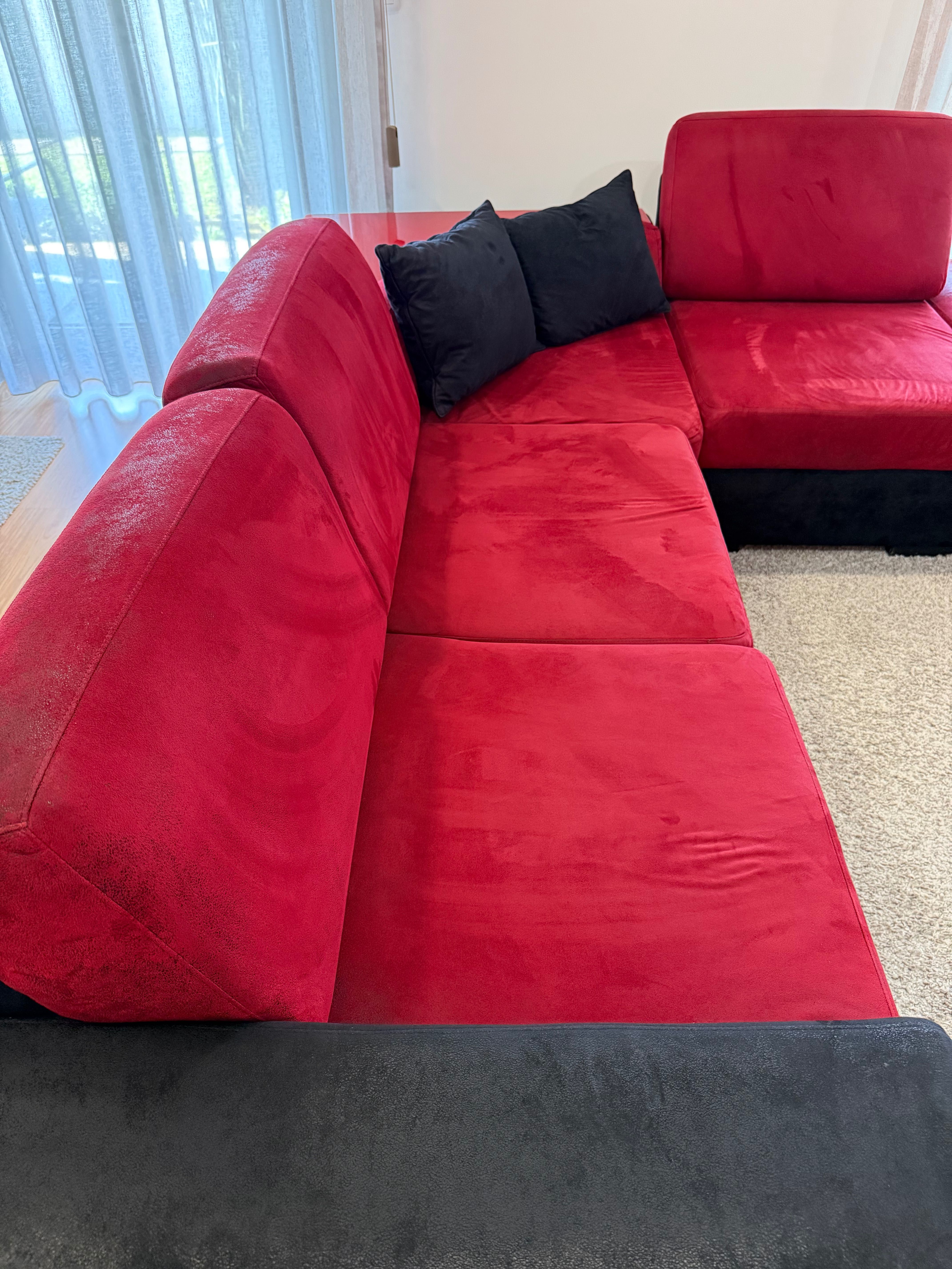 Sofá de canto vermelho e preto a bom preço