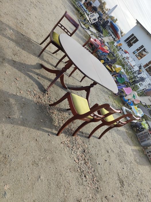 Stół zdrewniaby i 4 Krzesla