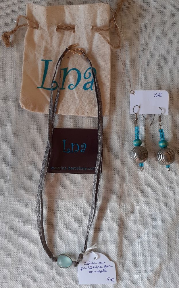 Colar e brincos da mesma cor (conjunto), para as férias