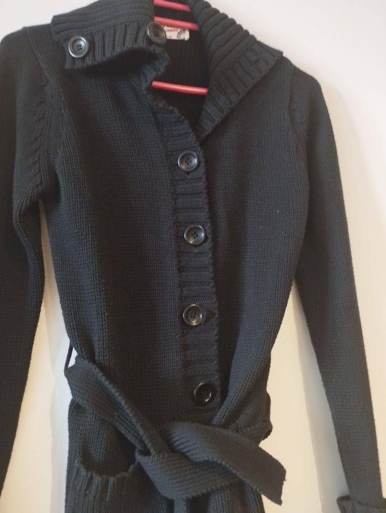 Casaco de Malha Preto de Botões  - Mulher 

Cor: preto 
Tamanho :