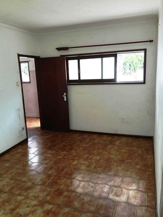 Moradia T8 com jardim e apartamento independente em Canelas