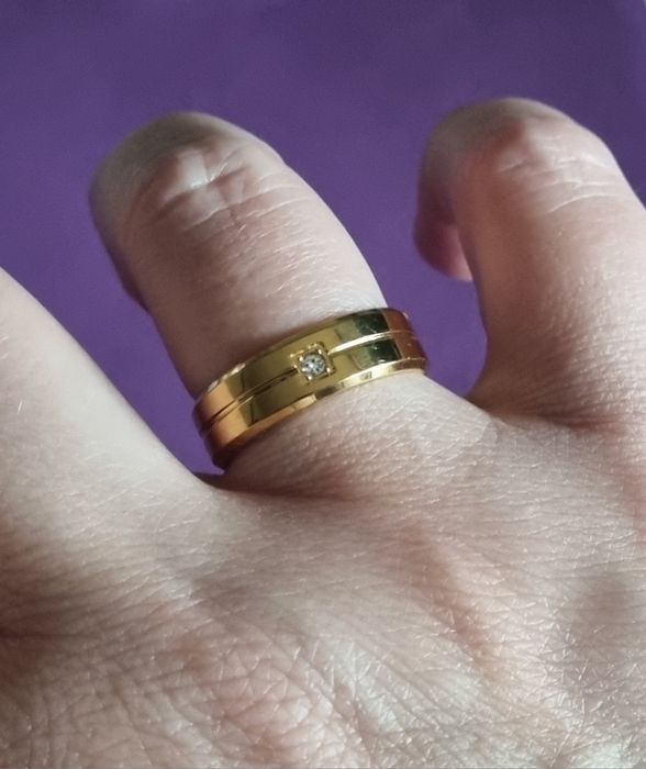 Anel/aliança dourado, em aço inoxidável, com 1 brilhante. T17