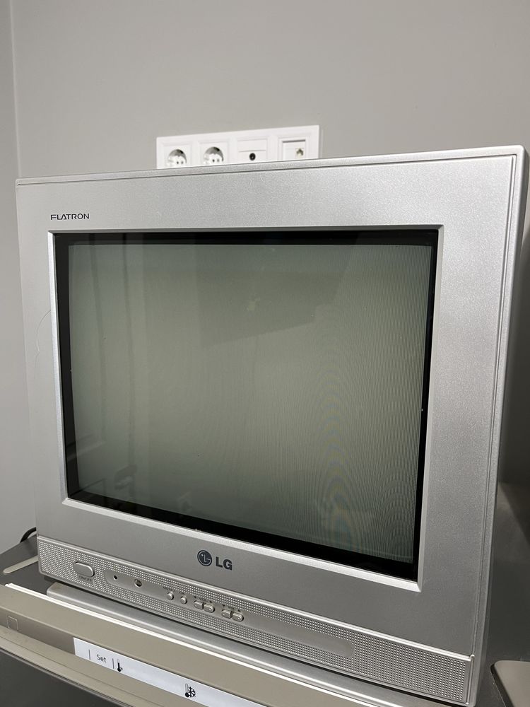 Продам телевізор LG з кронштейном для кріплення на стіну та тюнером Т2