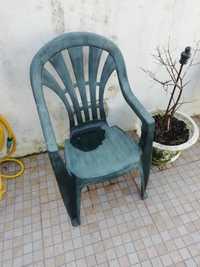 3 cadeiras de jardim em plástico