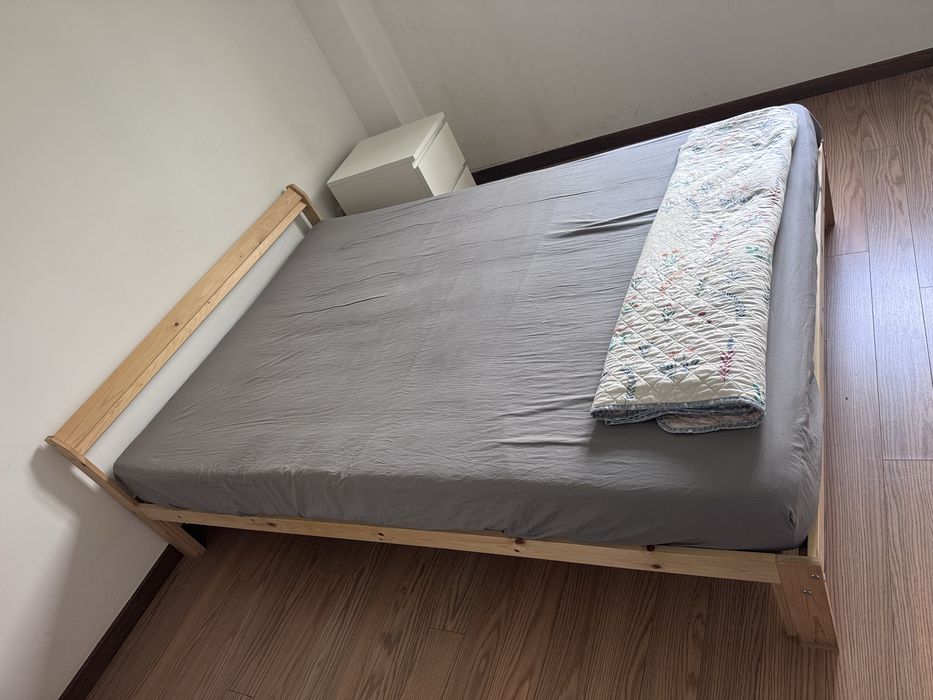 Cama casal , mesa cabeceira