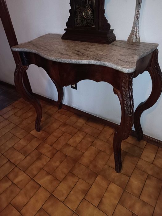 Mesinha muito antiga e bonita