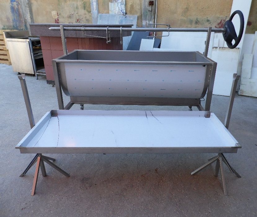 Assador Churrasqueira Inox para Porco no Espeto a carvão